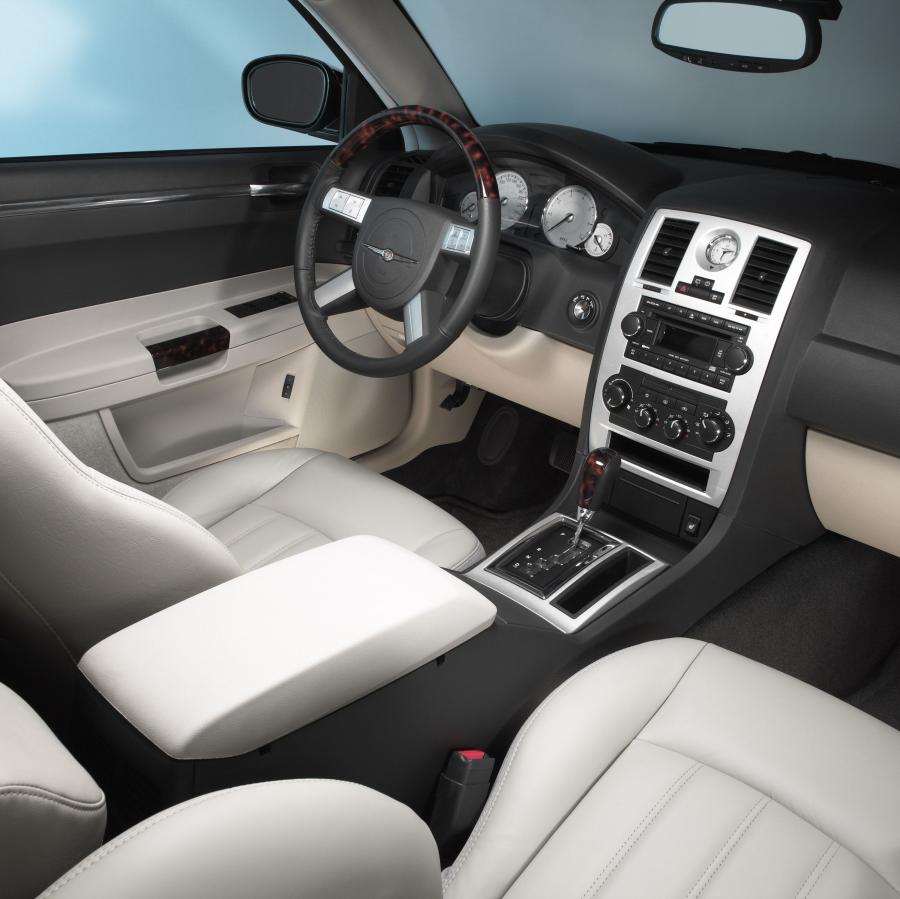 Интерьер Chrysler 300C (LX) 2005 года  (фото 96 из 120)